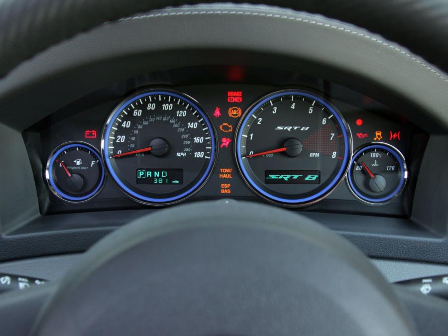  Jeep Grand Cherokee SRT8 2006 года  (UK) (фото 2 из 15)
